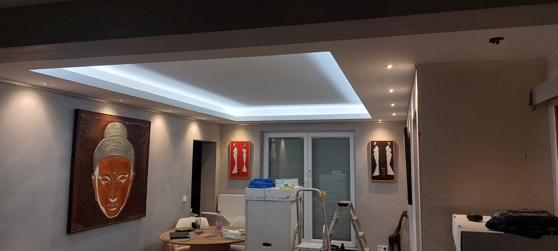 Plafond avec éclairage indirect